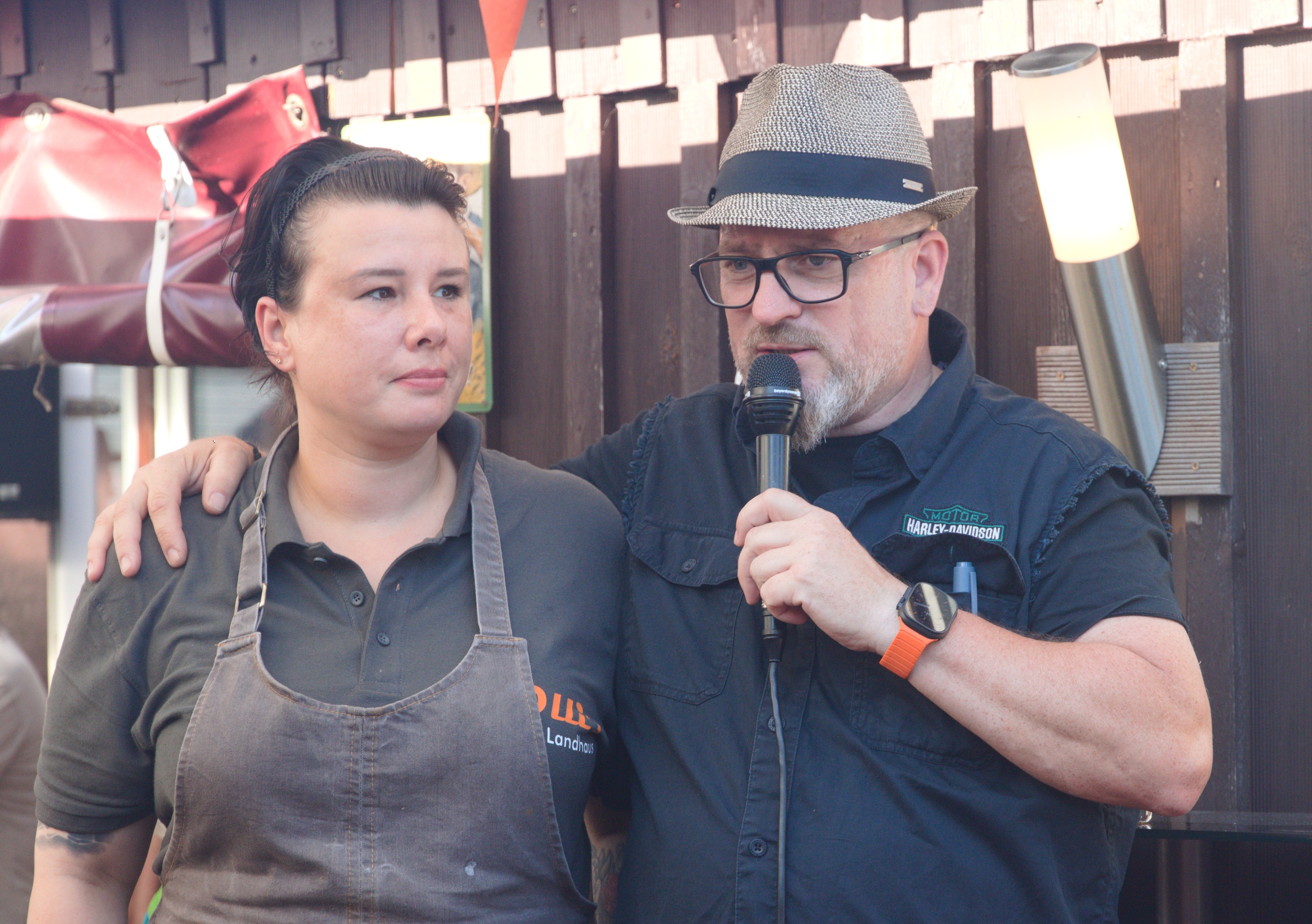 Anja die Köchin und Olli der Chef